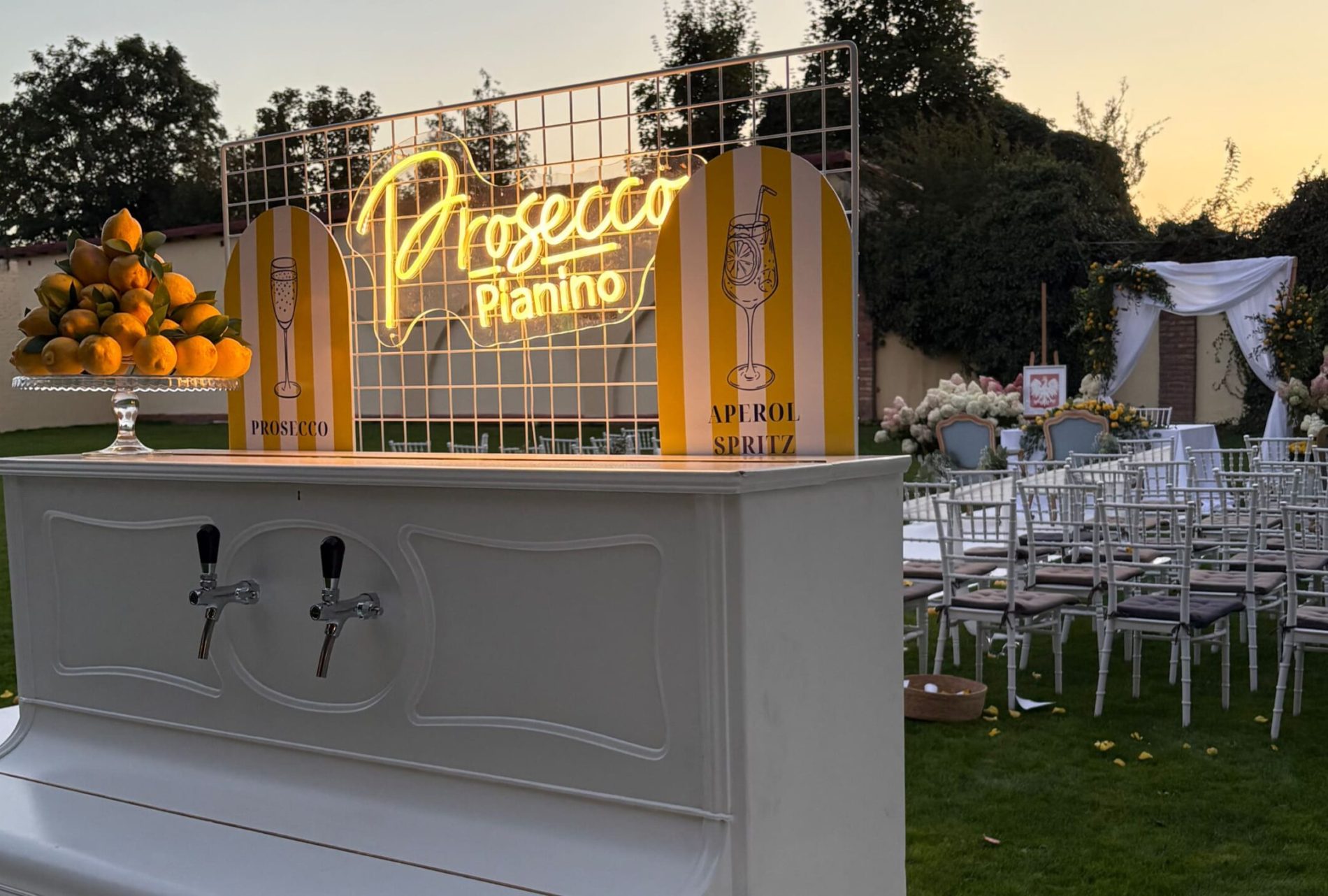 Prosecco Piano Bar na ślub w plenerze – bar z kranami w kształcie pianina